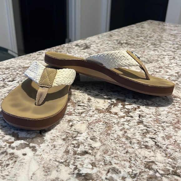 Vineyard Vines Shoes - Vineyard Vines White and Tan woven rope flip flop Sandals